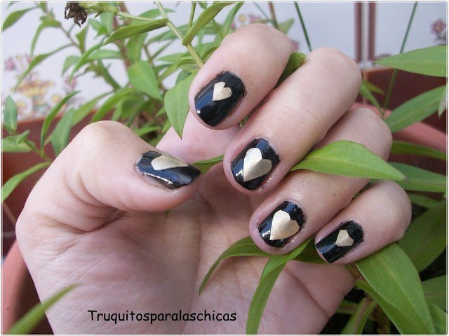 BLACK MANICURE WITH GOLDEN HEART